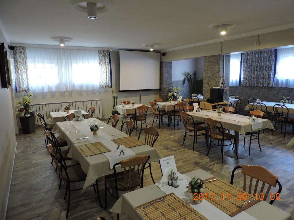 马瓦尼酒店 Hajdúszoboszló 外观 照片